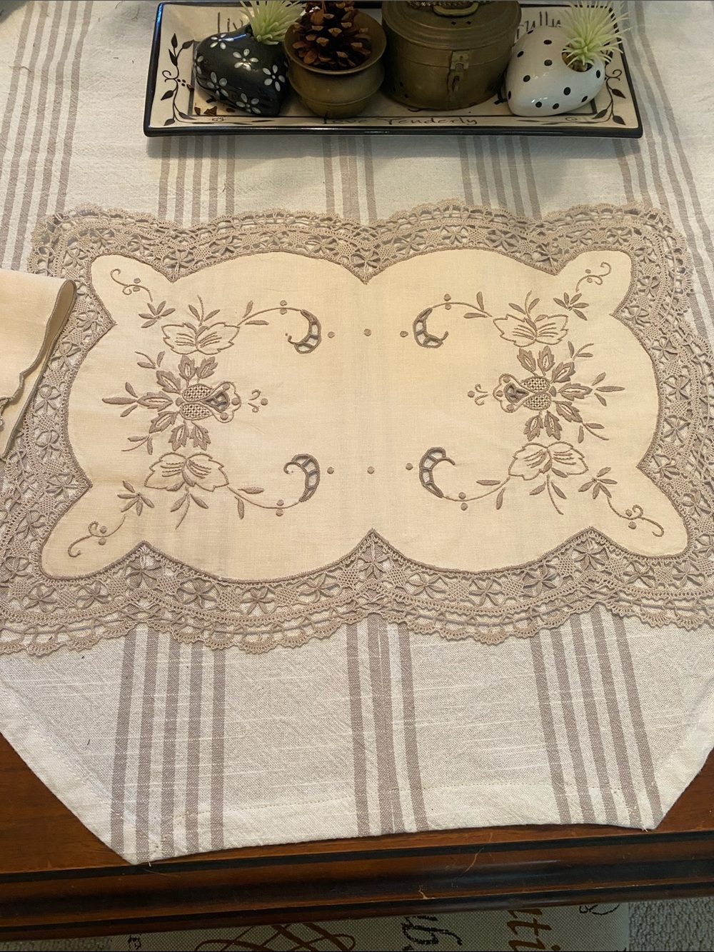 Beige Lace-Trim Embroidered placemats and napkins Home Dining
